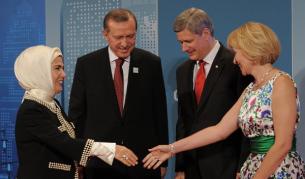 Турският премиер Реджеп Тайип Ердоган и съпрутгата му Емине със своите домакини на срещата на Г-20 в Торонто - канадският премиер Стивън Харпър и съпругата му Лорийн (снимка от 27 юни 2010)