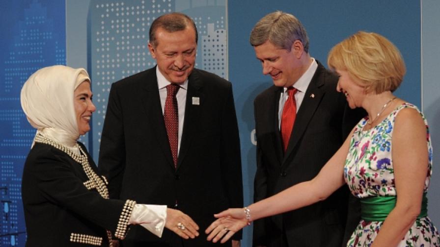Турският премиер Реджеп Тайип Ердоган и съпрутгата му Емине със своите домакини на срещата на Г-20 в Торонто - канадският премиер Стивън Харпър и съпругата му Лорийн (снимка от 27 юни 2010)