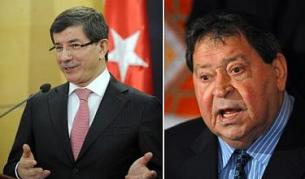 Турският външен министър (л) и израелският министър на промишлеността и търговията