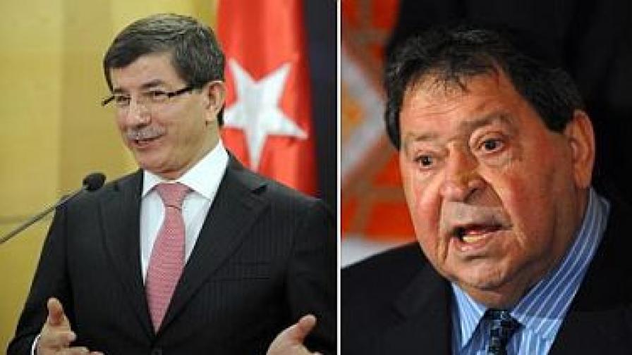 Турският външен министър (л) и израелският министър на промишлеността и търговията