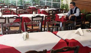 Заради кризата шумните таверни с много ядене и пиене в Гърция опустяха
