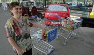 Румънка пазарува в "Метро" - Русе стоки, необходими за всеки ден