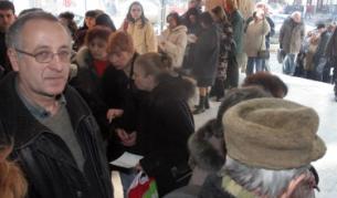 Опашките пред бюрата на НОИ не са изключение