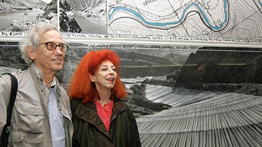 Кристо и съпругата му Жан-Клод позират пред скица на проекта през 2005 г. Жан-Клод почина през ноември 2009 г.