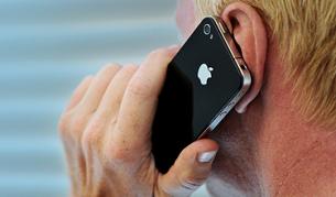 "Епъл" ще раздава панели за проблемния iPhone4