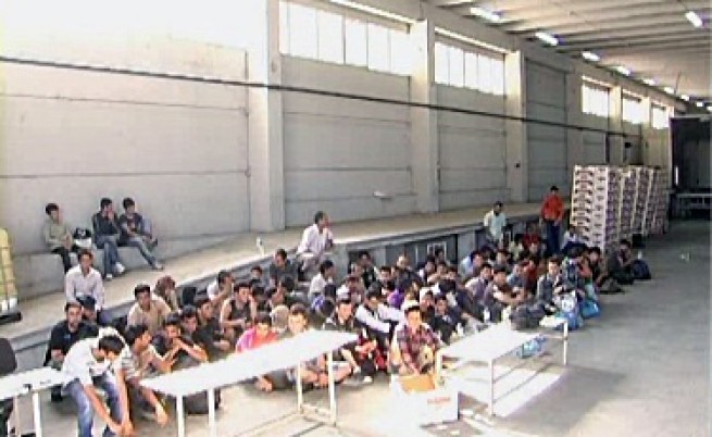 На границата: Задържаха 73-ма емигранти в хладилен камион
