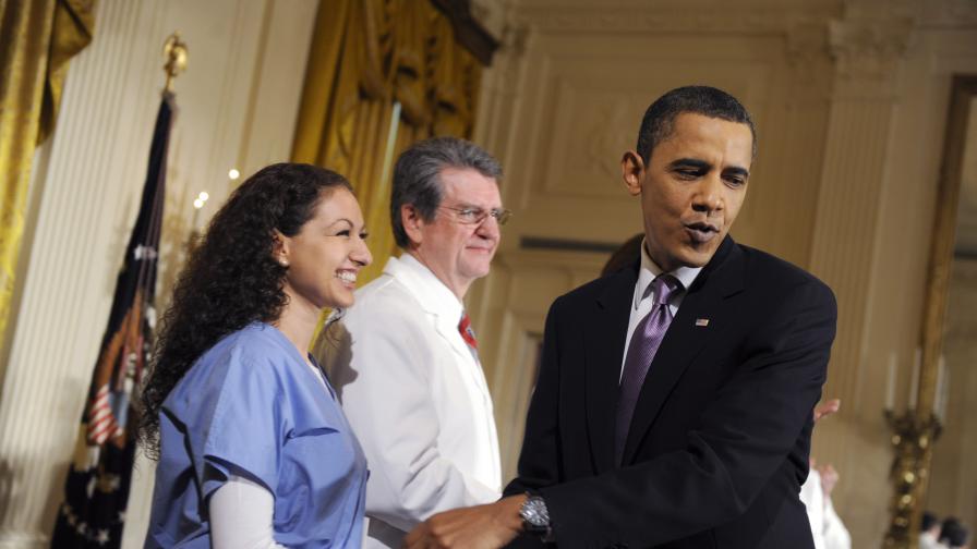 Американският президент Барак Обама се ръкува с медицинска сестра след разяснения на здравната реформа, която се опитваше усилено да прокара