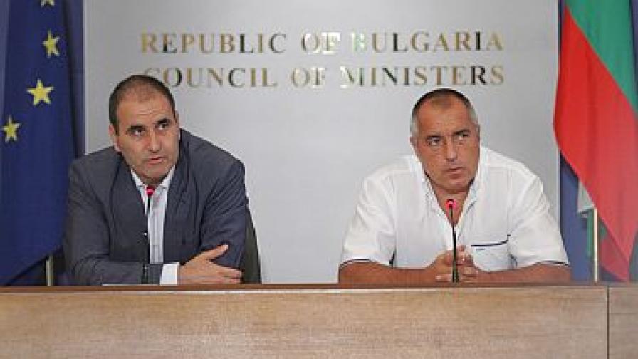 Бойко Борисов и Цветан Цветанов по време на днешната пресконференция