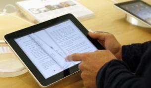 Разследват "Епъл" и "Амазон" заради електронните книги