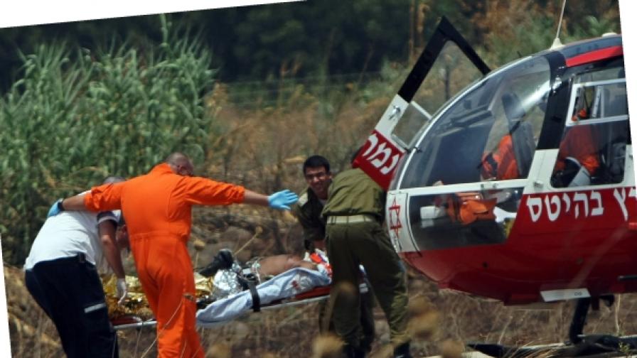 Медици евакуират ранен израелски войник след престрелка на границата с Ливан