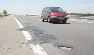 На места по пътния участък вече има образували се дупки с дълбочина около 5 см