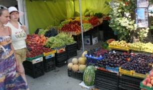 Според КНСБ плодовете са поскъпнали с 2,1% спрямо предходното тримесечие, а зеленчуците са поевтинели с 15%