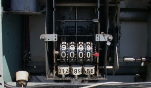 Резервоар с колонка за зареждане с дизелово гориво, вграден във фургон, е открит недвижим имот в с. Долни Богров