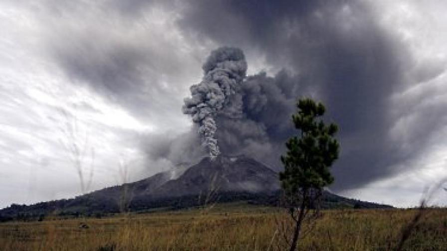Хиляди се евакуират заради вулкан в Индонезия