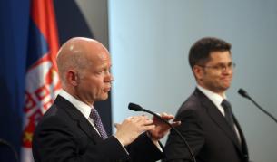 Британския министър на външните работи Уилям Хейг (л) дава съвместна пресконференция в Белград със сръбския си колега Вук Йеремич