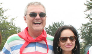 Румен Петков с млада социалистка на празника на левицата на Бузлуджа (снимка от 31 юли 2010)