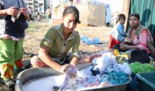 Семействата, които няма къде да отидат, са на палатков лагер около блока