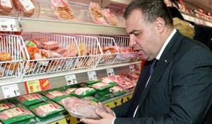 Министърът на земеделието и храните Мирослав Найденов на проверка в супермаркет