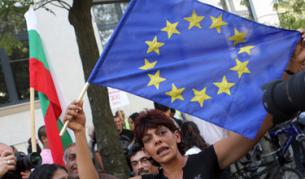 И докато днес скандираха "България събуди се", на 18 септември ромите излязоха с лозунги "Европа не мисли като Франция"