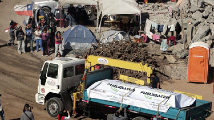 Докараха спасителен кош за затрупаните чилийски миньори
