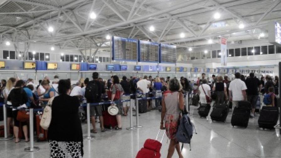 Пътуваме в чужбина по-малко и през август