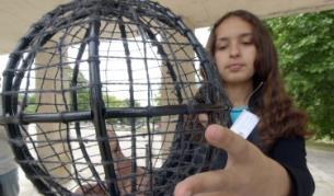 Изложба от макети на големия адронен колайдер или апарата, придобил известност като машината, която ще възпроизведе големия взрив, откриха миналата година във Варна учители и ученици. На входа на Морската градина бе изложен Миниевропейски център за ядрени изследвания