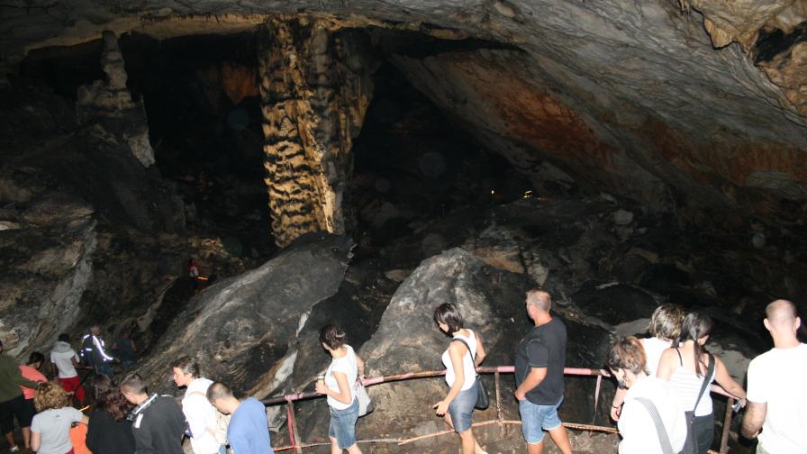 Туристи слизат внимателно в най-популярната пещера - Магурата
