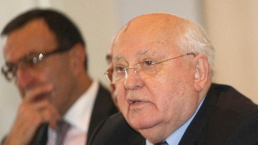Михаил Горбачов и Петър Стоянов по време на конференцията