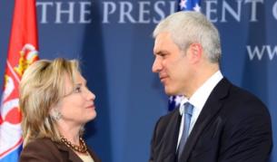 Клинтън увещава в Западните Балкани