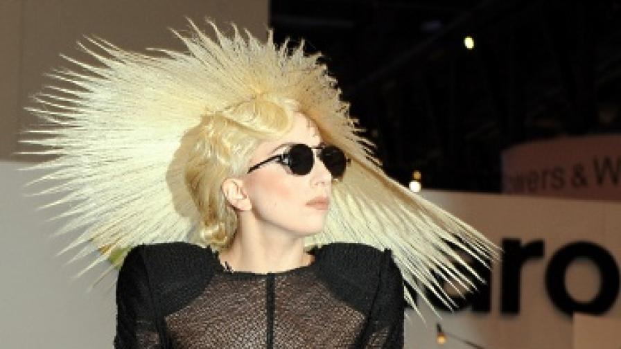 Лейди Гага спи с охраната си