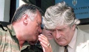 Ген. Ратко Младич (вляво) и Радован Караджич през 1993 г.