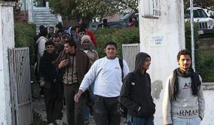 Мигранти без виза на излизане от гръцки полицейски участък, след като са били хванати на границата и разпитани