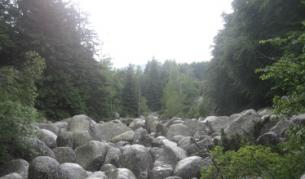 Скалните блокове на "Морените", заснети по залез в деня на лятното слънцестоене