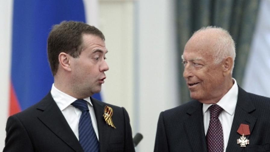 Виктор Черномидрин (1938-2010) с президента Медведев, който му е връчил висок руски орден (снимка от 6 май 2010)