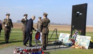 Тадич поднася венци на мемориала на жертвите