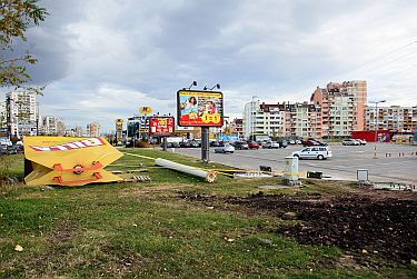 Силният вятър събори човек от балкон в София