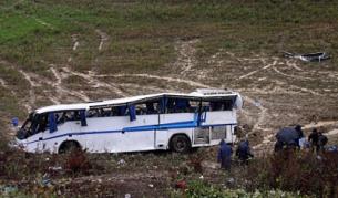 Девет души загинаха, а 41 бяха ранени при падане на автобус в 90-метрова пропаст в Албания