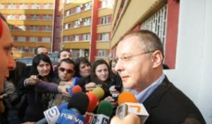 Сергей Станишев на излизане от сградата на Националната следствена служба