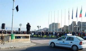 Тези знамена вече ги няма на входа на Стария град на Несебър, През нощта са били свалени и накъсани от противниците на членството на града сред защитените обекти от ЮНЕСКО