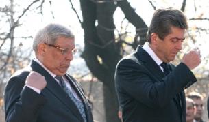 Президентът Първанов и министърът на отбраната Ангелов (снимка от 6 ноември 2010 - Архангелова задушница)