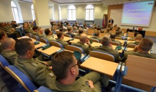 Естонският министър на отбраната Яак Аавиксо изнася лекция за кибер сигурността във Военния университет в полската столица Варшава