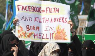 Според тези протестиращи мюсюлманки "Фейсбук" е мръсно и низко място за покварени любовници, което трябва да гори в Ада