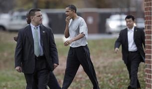 Обама напуска баскетболното игрище, притискайки тампон върху лицето си