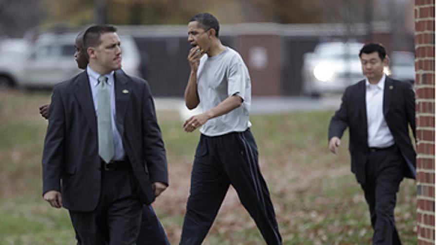 Обама напуска баскетболното игрище, притискайки тампон върху лицето си