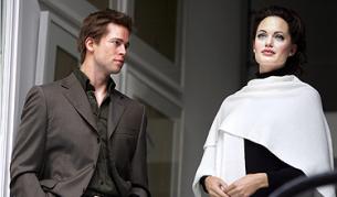 През 2006 г. подобна реклама на музея беше направена и в Амстердам. Тогава фигурите на Джоли и Брад Пит бяха поставени до прозорец до къща в центъра на града, все едно се взират в минувачите