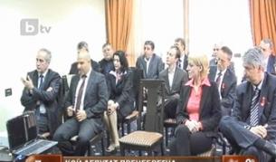 Част от депутатите, полакомили се за скъпия подарък (кадър от репортажа на Би Ти Ви)