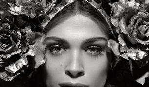 Италианската актриса Elisa Sednaoui като Флора в календара на "Пирели" за 2011 г.