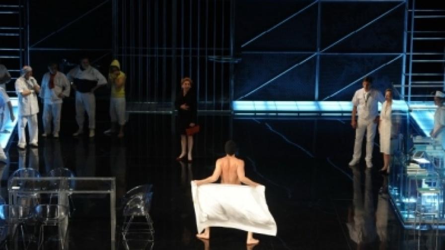 Сцена от "Полет над кукувиче гнездо" в Народния театър "Иван Вазов", режисьор Александър Морфов