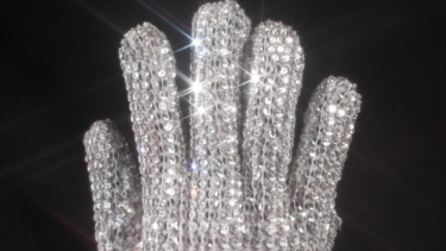 Ръкавиците с кристали са един от най-известните аксесоари на Краля на попа. Тази тук бе продадена през лятото за 190 хил. долара