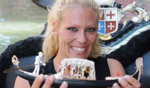 Първата и единствена през 2009 г., когато е направена снимката, гондолиерка във Венеция Джорджия Босколо позира с миниатюрна гондола на един от венецианските канали